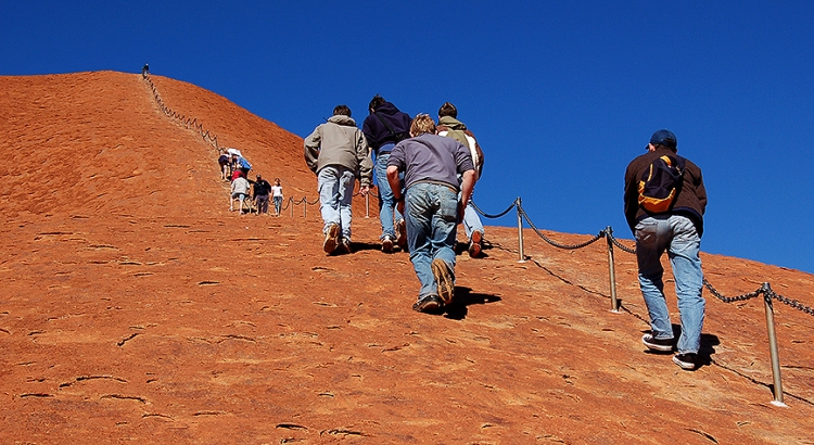 Australien_Leute klettern auf Ayers Rock_Foto Thomas Hartung